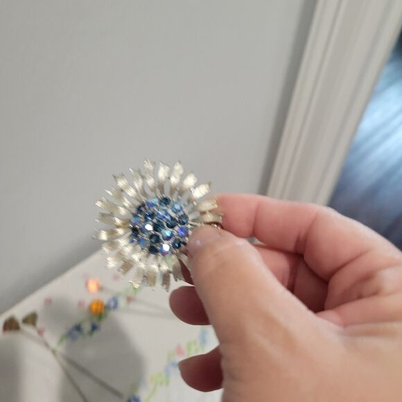 Vintage Lisner Brooch Blue Aurora Borealis Rhinestone Flower - Picture 7 of 11